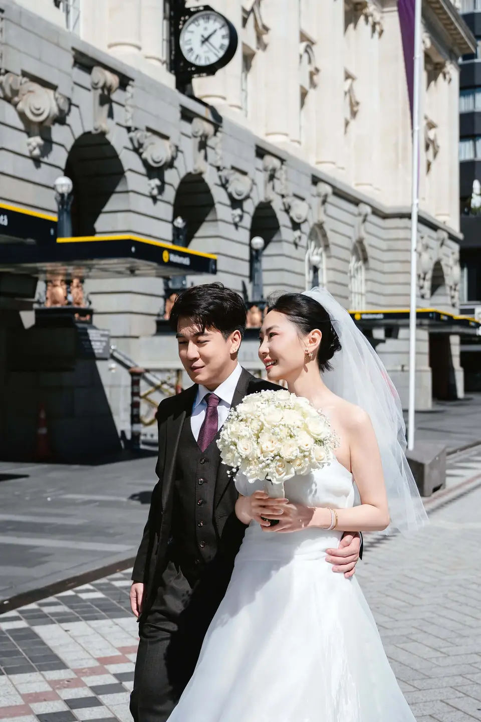 Amanda carrying her classic all-white bridal bouquet in Auckland