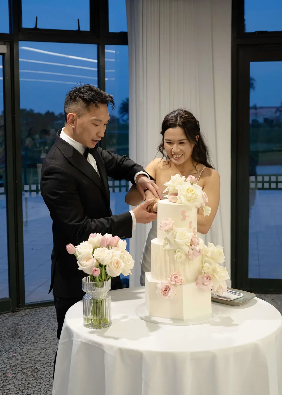 Fresh floral cake flowers in blush and white for Sarah and Samuel's wedding
