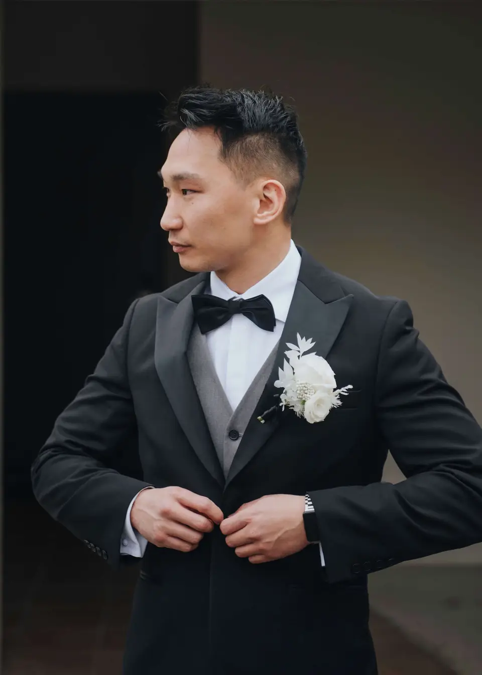 Groom's boutonniere with soft white blooms and blush tones for Sarah and Samuel's wedding