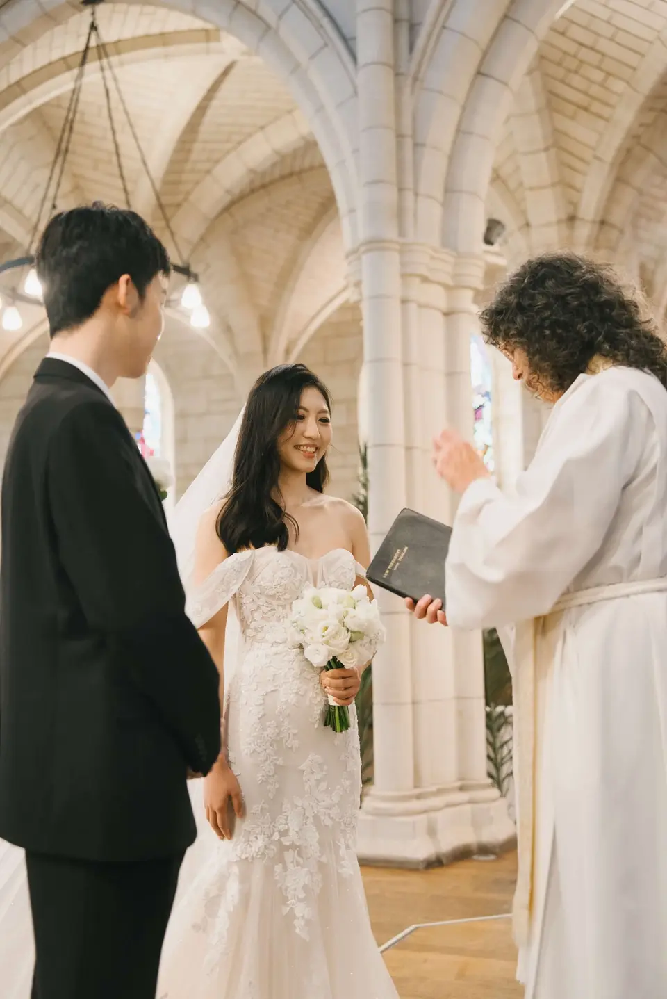 Tongtong’s classic white bridal bouquet by W&P