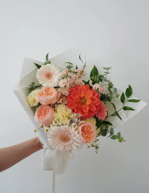 Bright citrus-toned bouquet